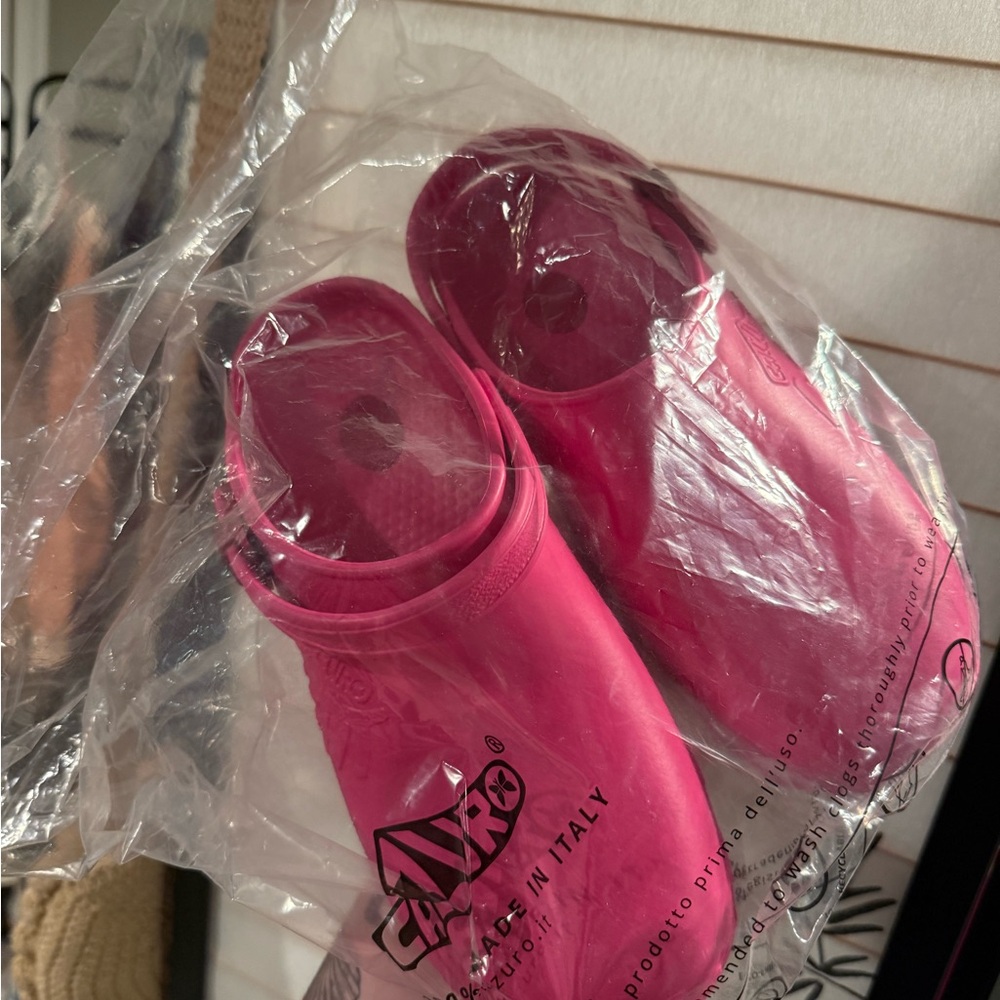 calzuro hot pink clogs, never worn